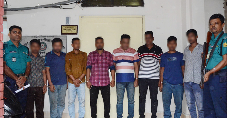 শাহবাগে র‌্যাব পরিচয়ে ডাকাতির ঘটনায় খেলনা পিস্তলসহ গ্রেফতার ৮