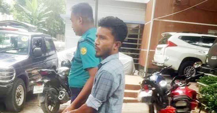 ধানমন্ডি ৩২-এ ফুল দিতে আসা রিকশাচালক হত্যাচেষ্টা মামলায় কারাগারে