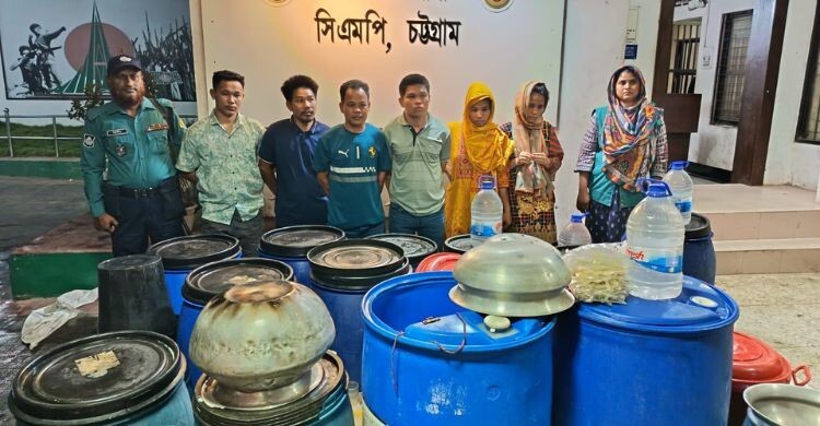 চট্টগ্রামে চোলাই মদের কারখানায় অভিযান, গ্রেফতার ৬ 