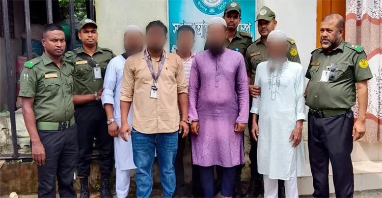মিরপুর বিআরটিএতে দালালবিরোধী অভিযান, আটক ৮