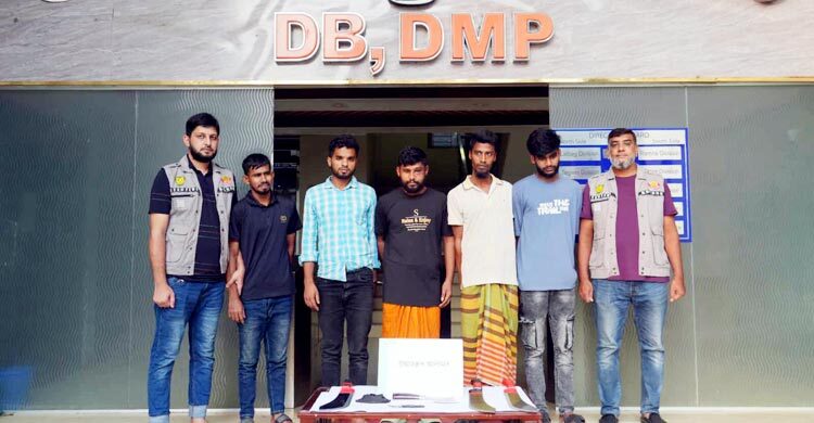 ‘সেফ হাইজে’ ডিবির অভিযান, শীর্ষ সন্ত্রাসী মনিরসহ গ্রেফতার ৫
