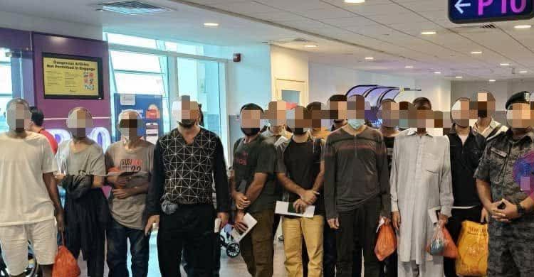 ৩৫ বাংলাদেশিসহ ২৪৫ প্রবাসীকে নিজ দেশে ফেরত পাঠালো মালয়েশিয়া