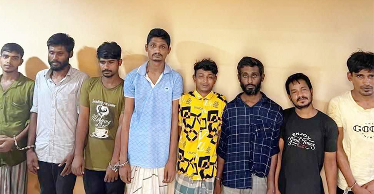 গাড়ির জানালা দিয়ে টান মারে, বাধা দিলেই চাকু চালায় ওরা