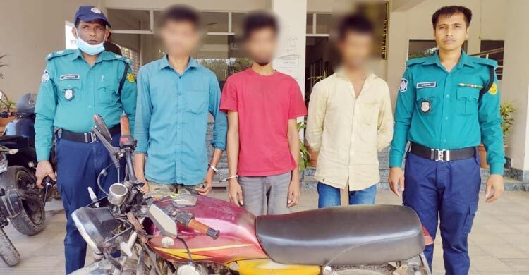 মোটরসাইকেল-দেশীয় অস্ত্রসহ গ্রেফতার তিন ছিনতাইকারী