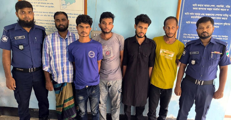 মেহেরপুরে সড়কে বোমা ফাটিয়ে ডাকাতি, আটক ৫