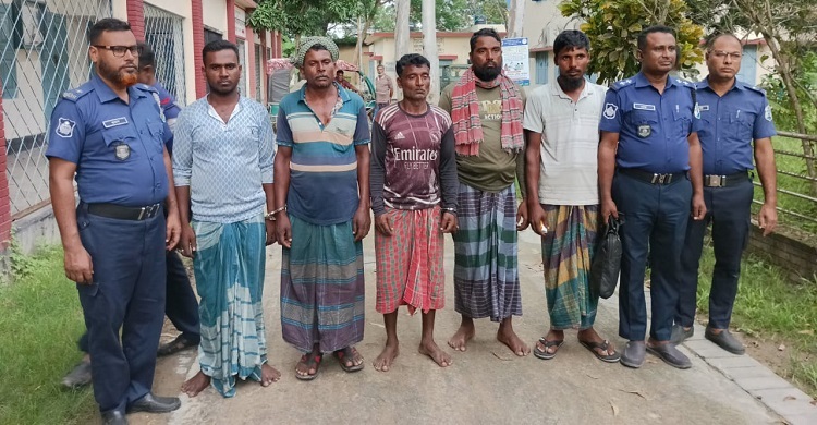 পদ্মা থেকে অবৈধভাবে বালু তোলায় পাঁচজনের কারাদণ্ড