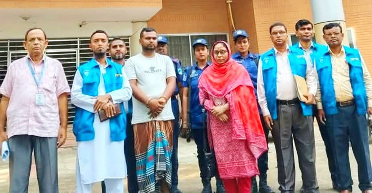 ঘুস নেওয়ার অভিযোগে রাজস্ব কর্মকর্তা শামীমাসহ গ্রেফতার ২