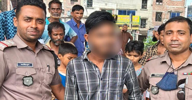 মোবাইল নিয়ে পালানোর সময় হাতেনাতে ছিনতাইকারী ধরা