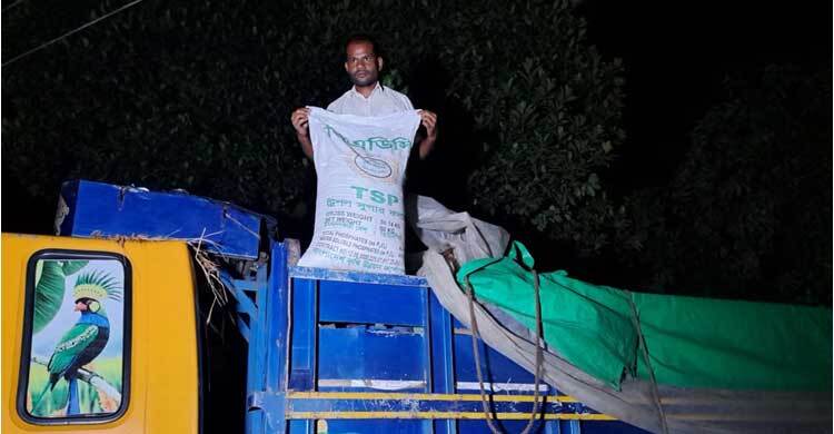 ঠাকুরগাঁওয়ে সরকারি সার বোঝাই ট্রাক আটক