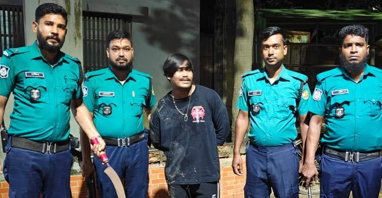 মোহাম্মদপুরে শীর্ষ ছিনতাইকারী ‘পাঁয়তারা শাহীন’ অস্ত্রসহ গ্রেফতার