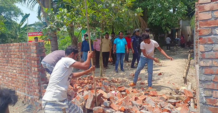 ভৈরবে অবরুদ্ধ পরিবারকে মুক্ত করার সময় ইউএনওর ওপর হামলার চেষ্টা