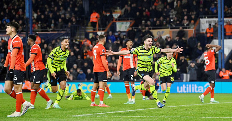 ৭ গোলের থ্রিলার জিতে শীর্ষস্থান আরও মজবুত আর্সেনালের