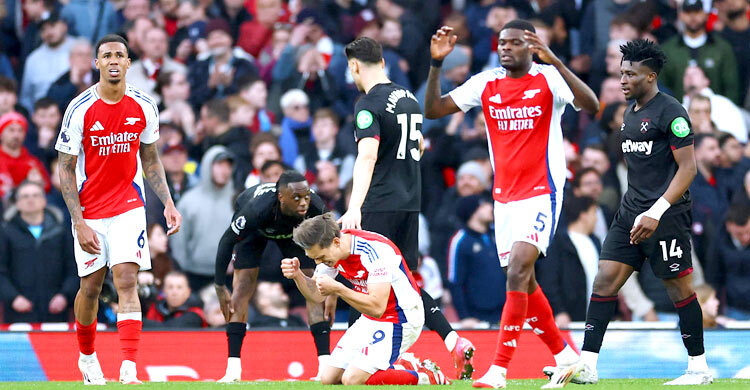 ওয়েস্টহ্যামের কাছে হেরে শিরোপার দৌড়ে পিছিয়ে গেল আর্সেনাল