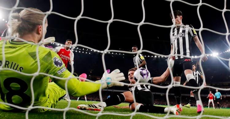 Arsenal rout Newcastle to keep pace with leaders