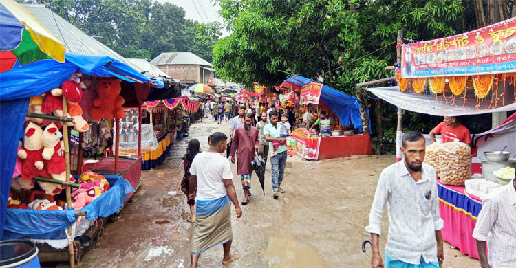 নৌকাবাইচ দেখতে কুমার নদের দুই পাড়ে মানুষের ঢল