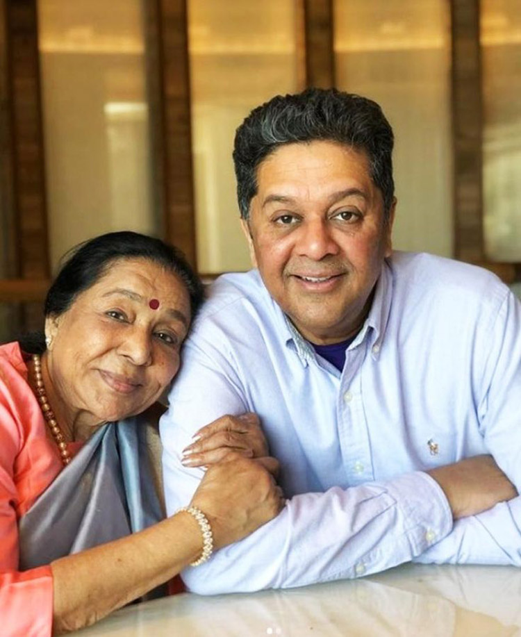 আশা ভোঁসলের মৃত্যুর গুজব, চটেছেন শিল্পীর ছেলে আনন্দ