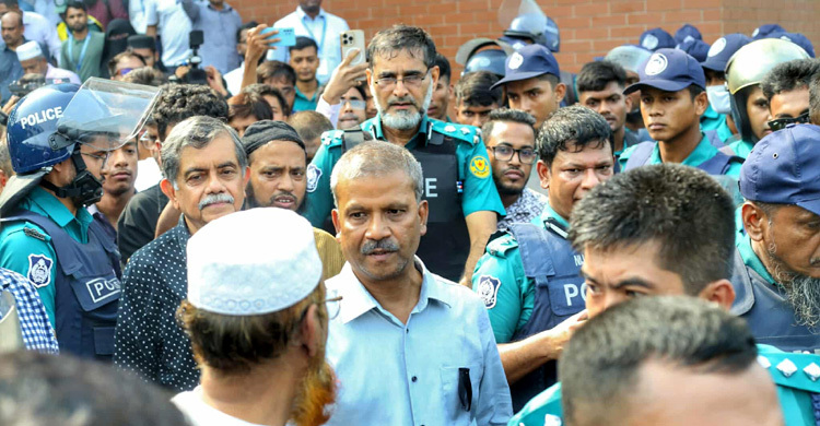 মাইলস্টোনে ৭ ঘণ্টা অবরুদ্ধ দুই উপদেষ্টা ও প্রেস সচিব