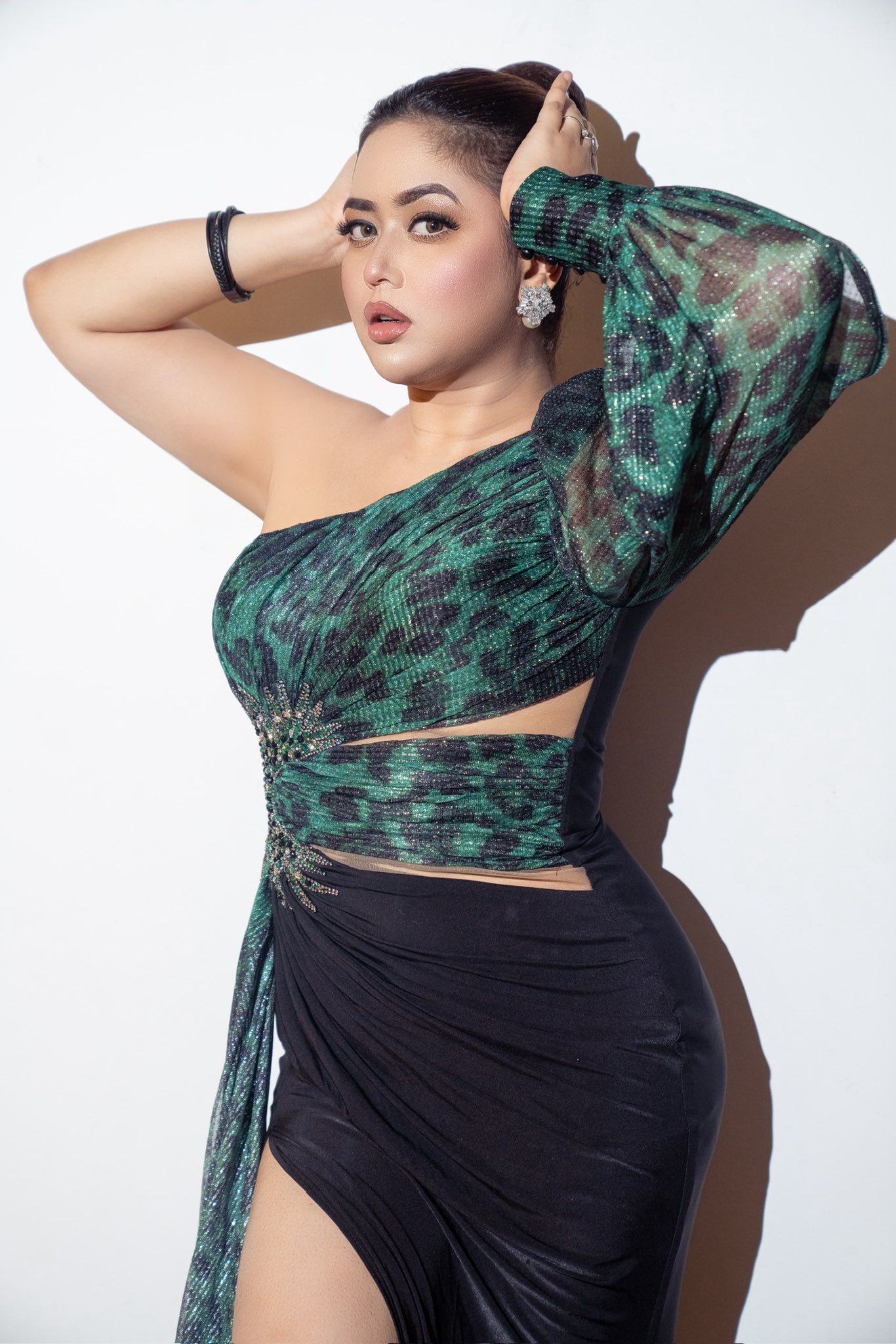 হাই থাই স্লিট থেকে ড্রামাটিক আই মেকআপে লাস্যময়ী ভাবনা