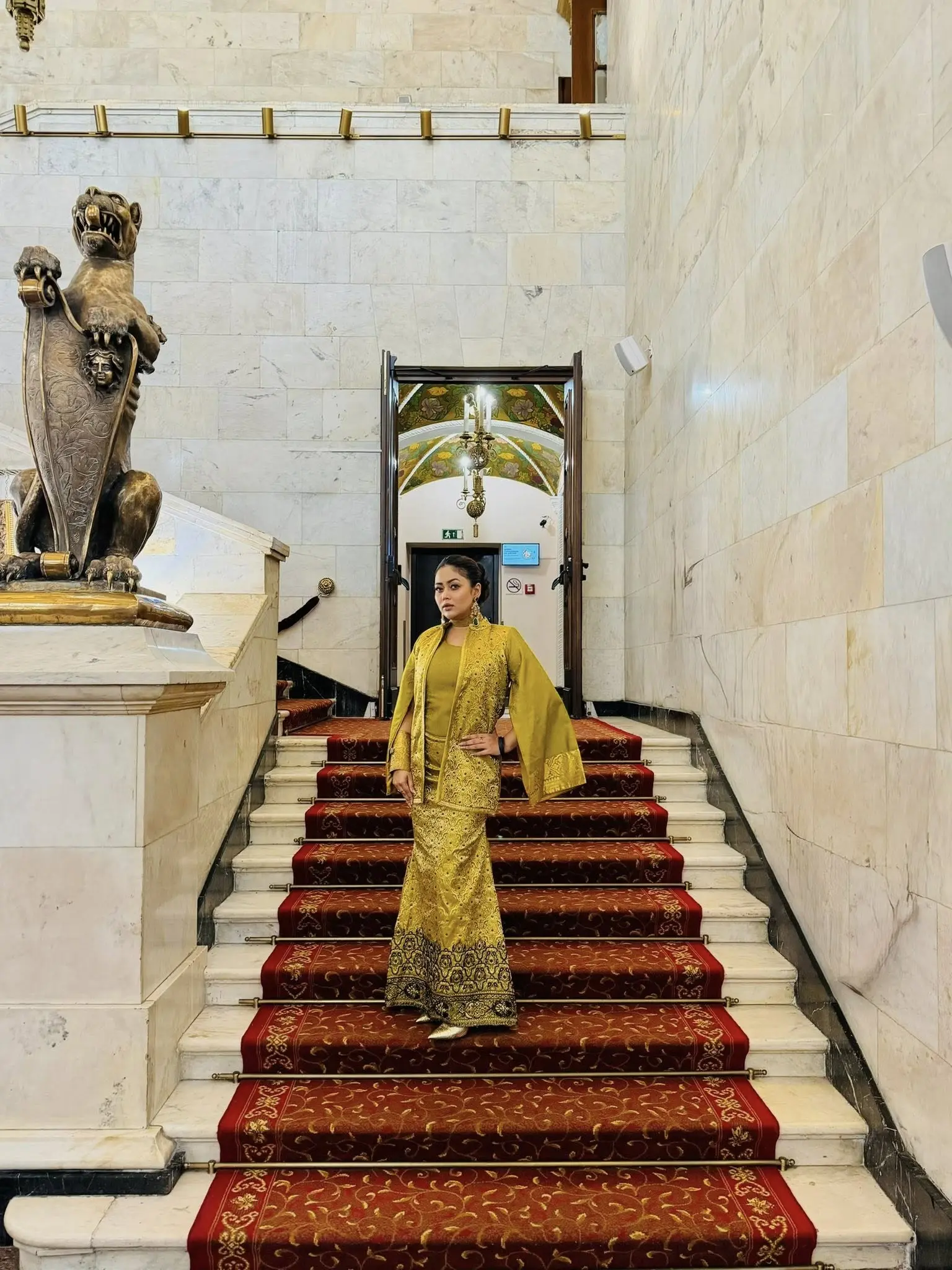 মস্কোর রেড কার্পেটে ভাবনার রাজকীয় ঝলক