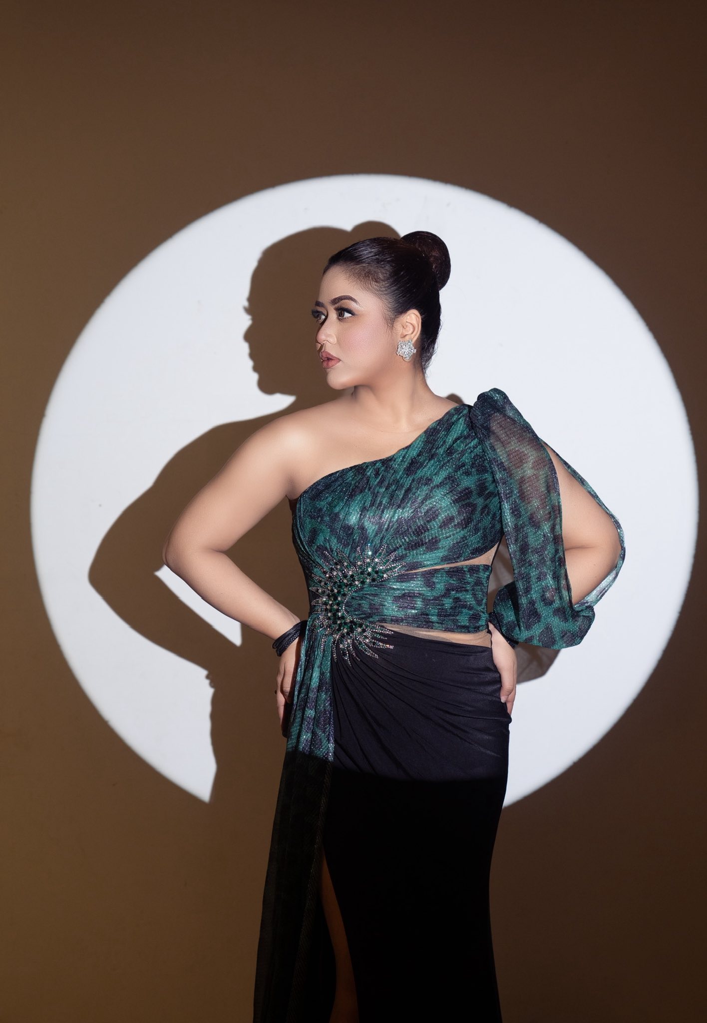 হাই থাই স্লিট থেকে ড্রামাটিক আই মেকআপে লাস্যময়ী ভাবনা