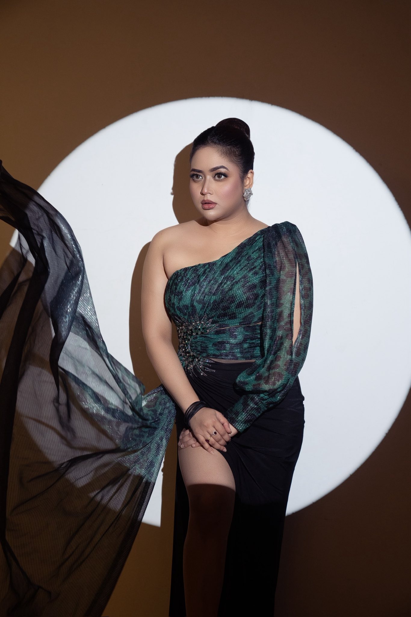 হাই থাই স্লিট থেকে ড্রামাটিক আই মেকআপে লাস্যময়ী ভাবনা