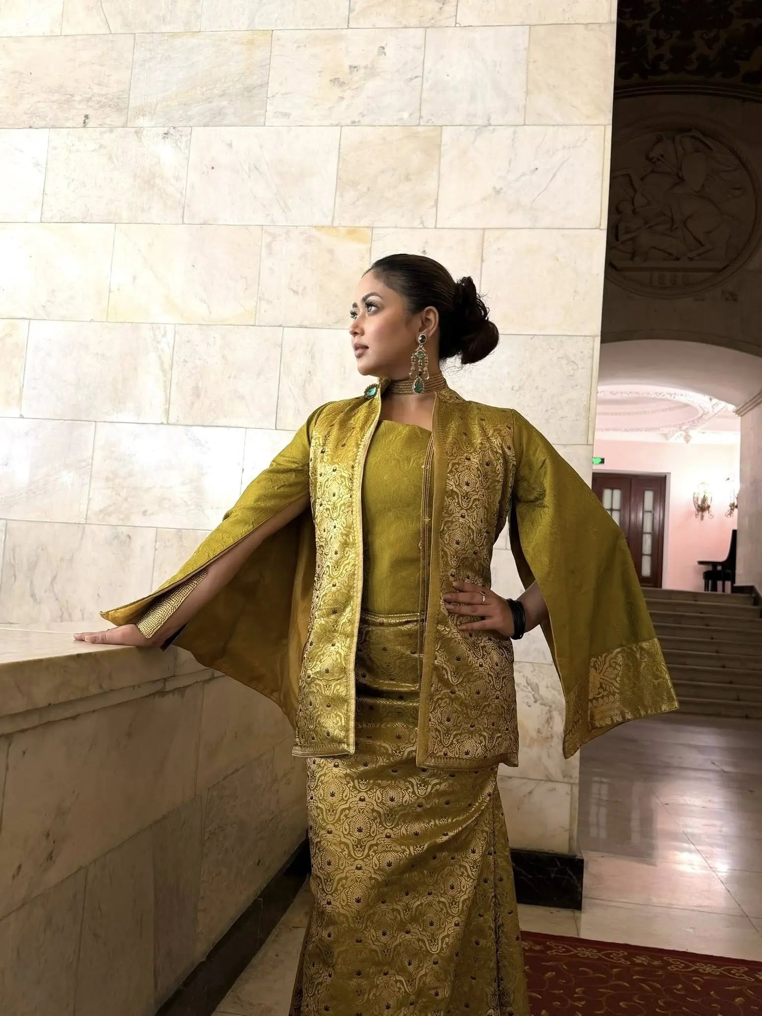 মস্কোর রেড কার্পেটে ভাবনার রাজকীয় ঝলক