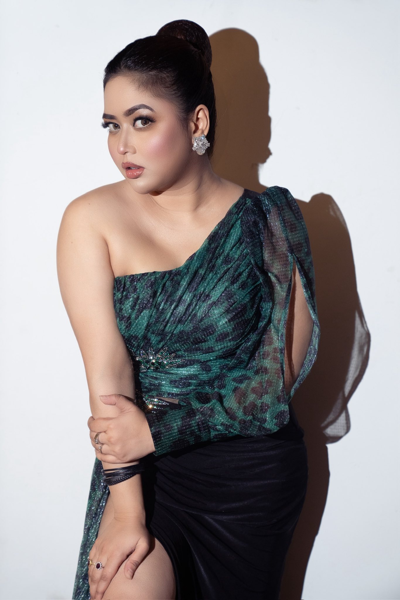 হাই থাই স্লিট থেকে ড্রামাটিক আই মেকআপে লাস্যময়ী ভাবনা