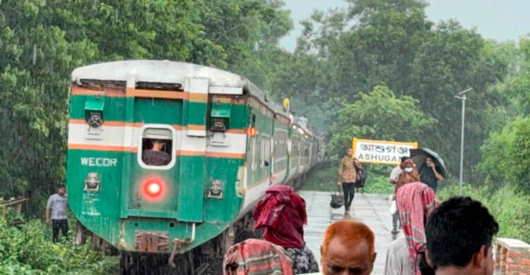৫ বগি পেছনে রেখেই ছুটে চললো ট্রেন