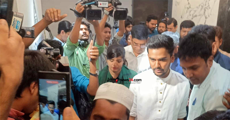 ঢাকা-১০ আসনের ভোটার হতে নির্বাচন অফিসে আসিফ মাহমুদ