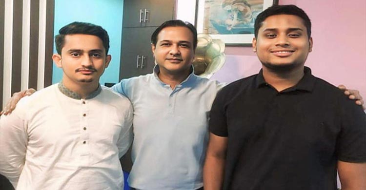 জুলাই যোদ্ধাদের স্যালুট জানালেন আসিফ আকবর