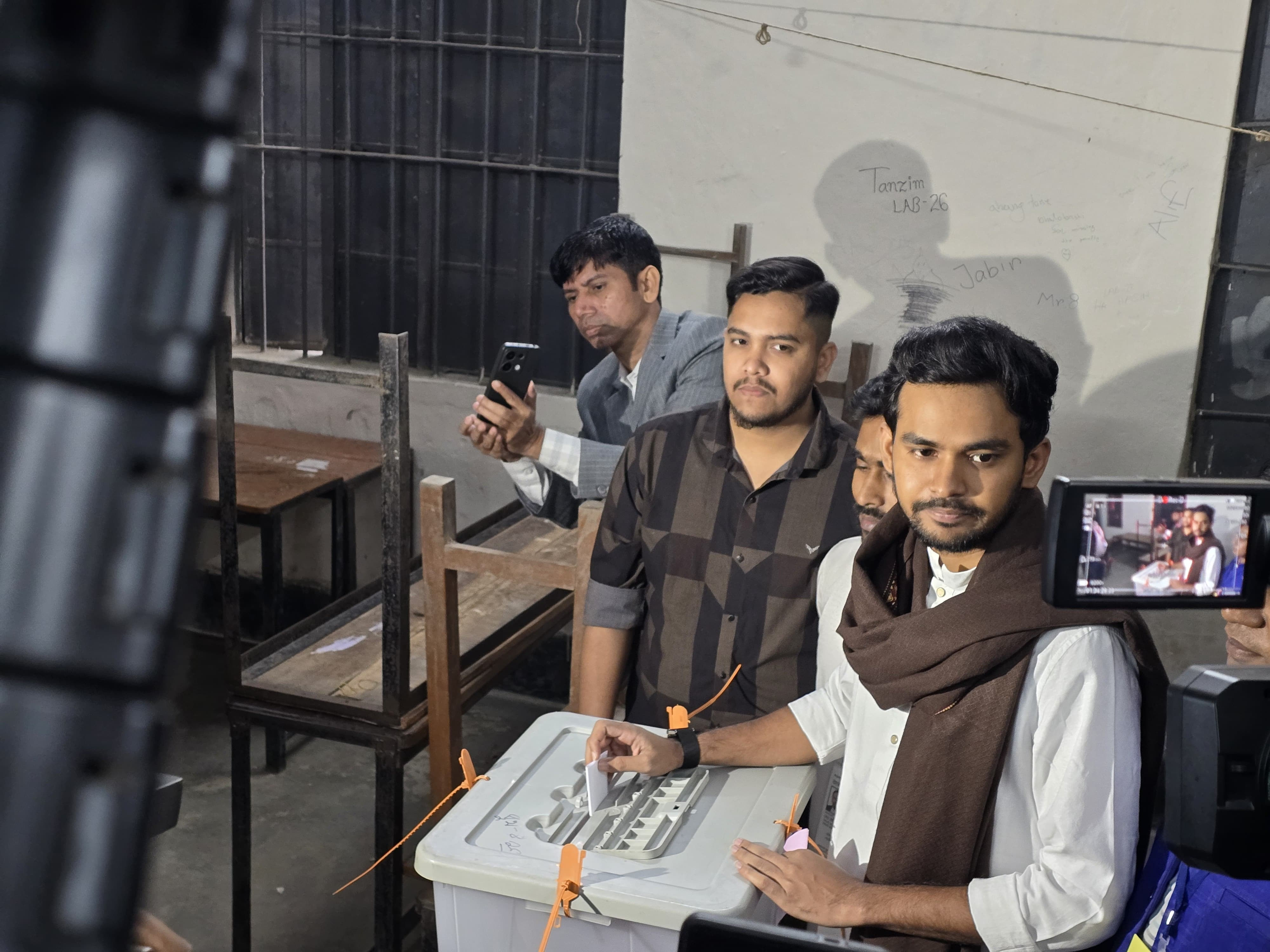 ভোট দেওয়ার পর সাংবাদিকদের সঙ্গে কথা বলেছেন জাতীয় নাগরিক পার্টির (এনসিপি) কেন্দ্রীয় নির্বাচন পরিচালনা কমিটির চেয়ারম্যান আসিফ মাহমুদ সজীব ভুঁইয়া, ছবি: জাগো নিউজ