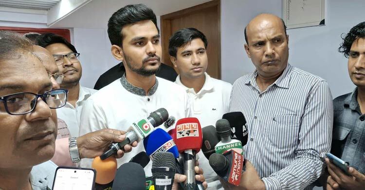 রাজনীতি-নির্বাচন করলে নির্বাচনকালীন সরকারে থাকা উচিত নয়