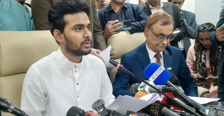 কূটনৈতিক পাসপোর্ট বাতিল ও সম্পদের বিবরণী দাখিল করেছেন আসিফ মাহমুদ