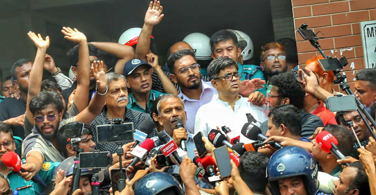 দুই উপদেষ্টা এখনো অবরুদ্ধ, সব দাবি মেনে নিয়েছি বললেন আসিফ নজরুল
