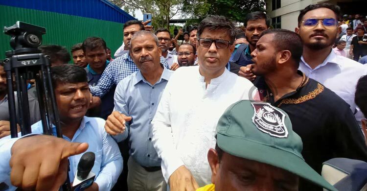 মাইলস্টোন কলেজে অবরুদ্ধ দুই উপদেষ্টা ও প্রেস সচিব