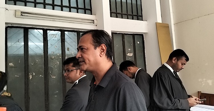 বিদেশি মদ রাখার মামলায় আদালতে আসিফ আকবর, যুক্তিতর্ক শুনানির অপেক্ষা