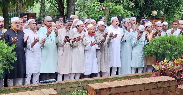 এল কে সিদ্দিকীর কবর জিয়ারত করলেন আসলাম চৌধুরী