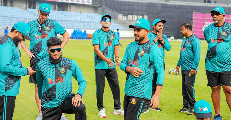 ক্রিকেটারদের সোশ্যাল মিডিয়া থেকে দূরে থাকার পরামর্শ সিমন্সের