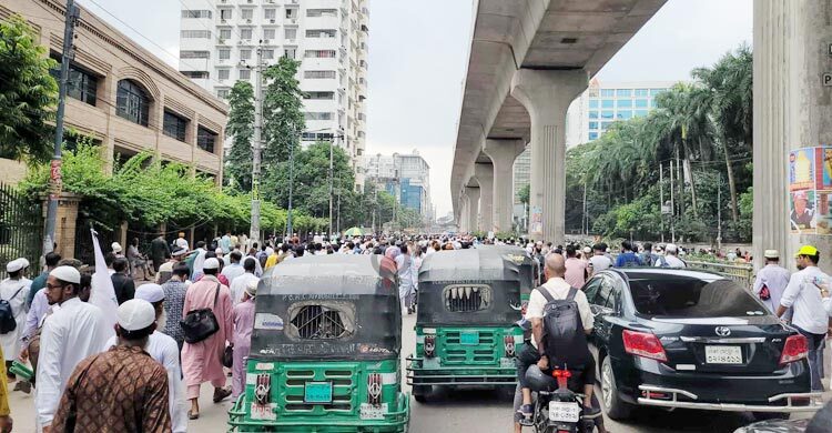 স্লোগান দিতে দিতে সমাবেশ থেকে বের হচ্ছেন জামায়াত নেতাকর্মীরা