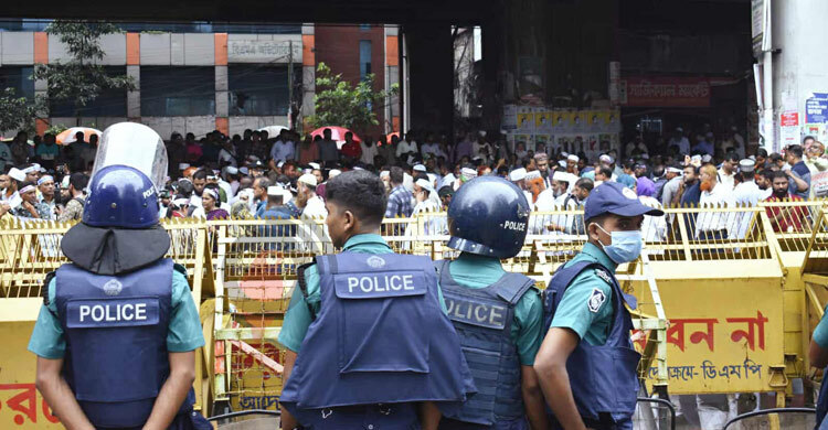 বন্ধ হয়ে গেছে হাইকোর্ট মোড়-পল্টন সড়ক, জনভোগান্তি