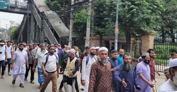 স্লোগান দিতে দিতে সমাবেশ থেকে বের হচ্ছেন জামায়াত নেতাকর্মীরা