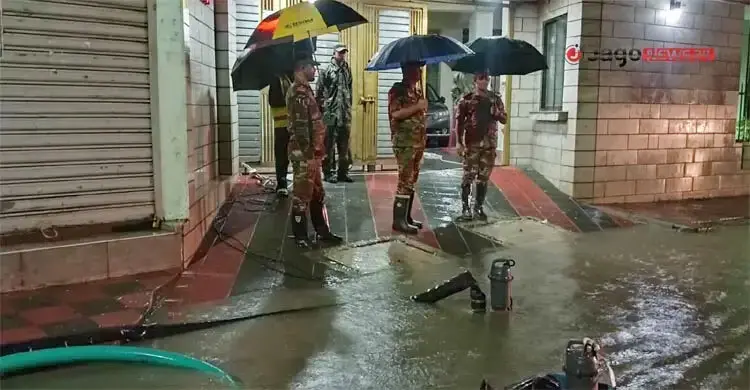 জলাবদ্ধতা নিরসন ও পানি নিষ্কাশনে রাতেও সড়কে সেনাবাহিনী