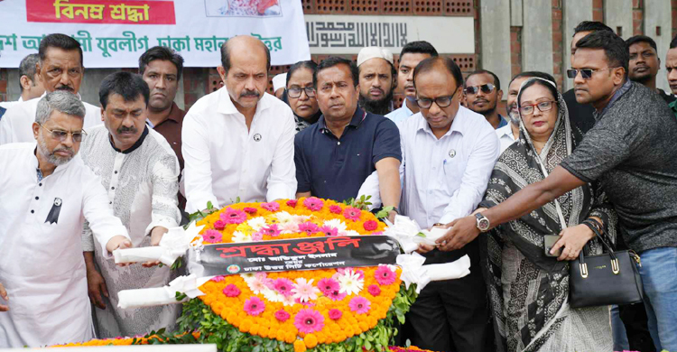 আইভি রহমানের সমাধিতে মেয়র আতিকের শ্রদ্ধা