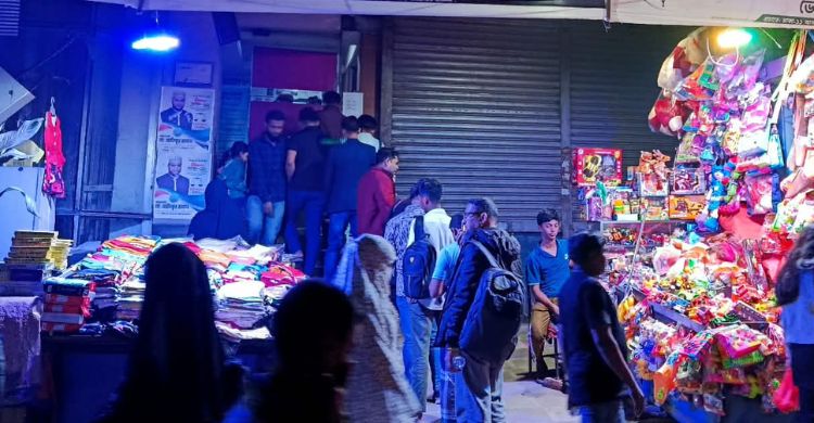 মোবাইল-ইন্টারনেট ব্যাংকিংয়ে বিধিনিষেধ, টাকা তুলতে এটিএম বুথে ভিড়