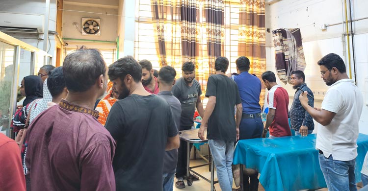 মাদারীপুরে চোর সন্দেহে তিন যুবককে গণপিটুনি দিয়ে পুলিশে সোপর্দ করেছেন এলাকাবাসী