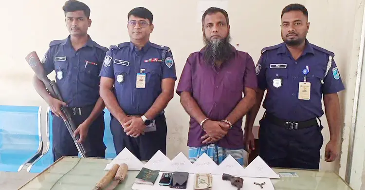 বইয়ের নিচে লুকিয়ে রাখা ছিল রিভলবার