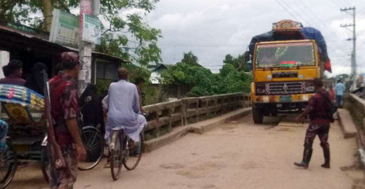 বিজিবি দেখে ট্রাকভর্তি ভারতীয় কম্বল ফেলে পালালো চোরাকারবারি
