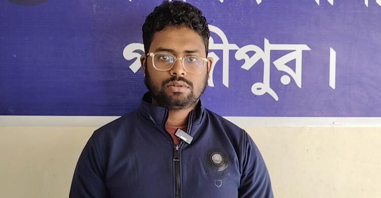 ভুয়া পুলিশ ক্লিয়ারেন্স সার্টিফিকেট তৈরির সময় হাতেনাতে আটক