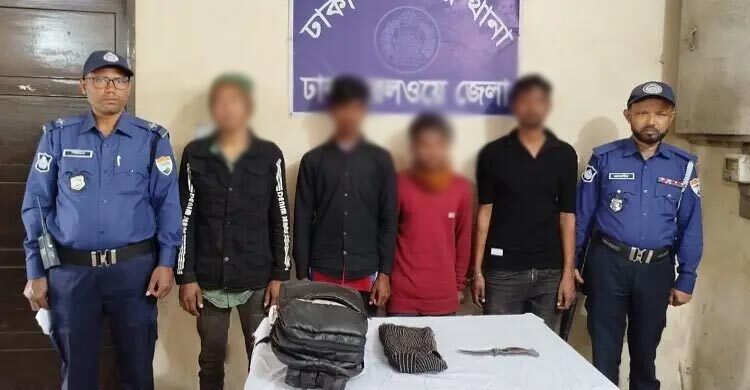 চলন্ত ট্রেনের ছাদে ছিনতাইকারীদের অন্তর্কোন্দলে খুন, গ্রেফতার ৪