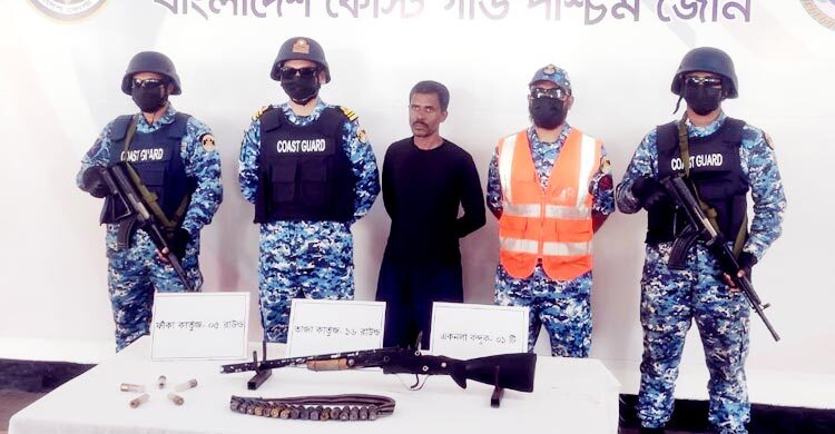 সুন্দরবনের ডাকাতদলের সদস্য আটক, মাটি খুঁড়ে অস্ত্র-গুলি উদ্ধার